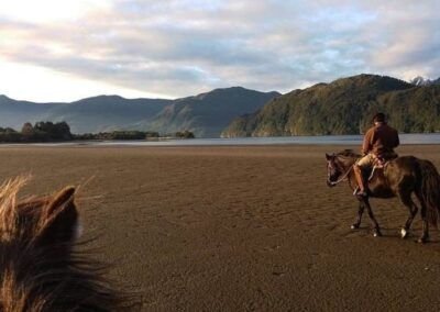 Cabalgata en las playas de Raúl Marín Balmaceda
