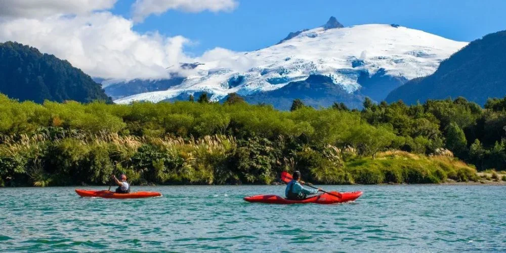Kayak en Bajada del Río Palena - créditos_ IG Ruta del Palena Kayak en Bajada del Río Palena - créditos_ IG Ruta del Palena