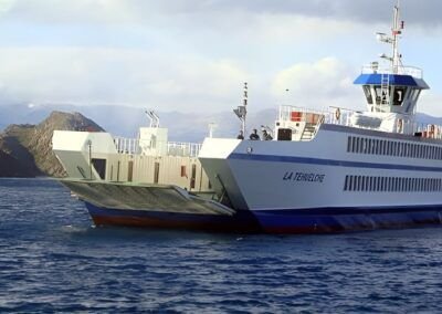 Barcaza La Tehuelche llegando a Puerto Ingeniero Ibáñez