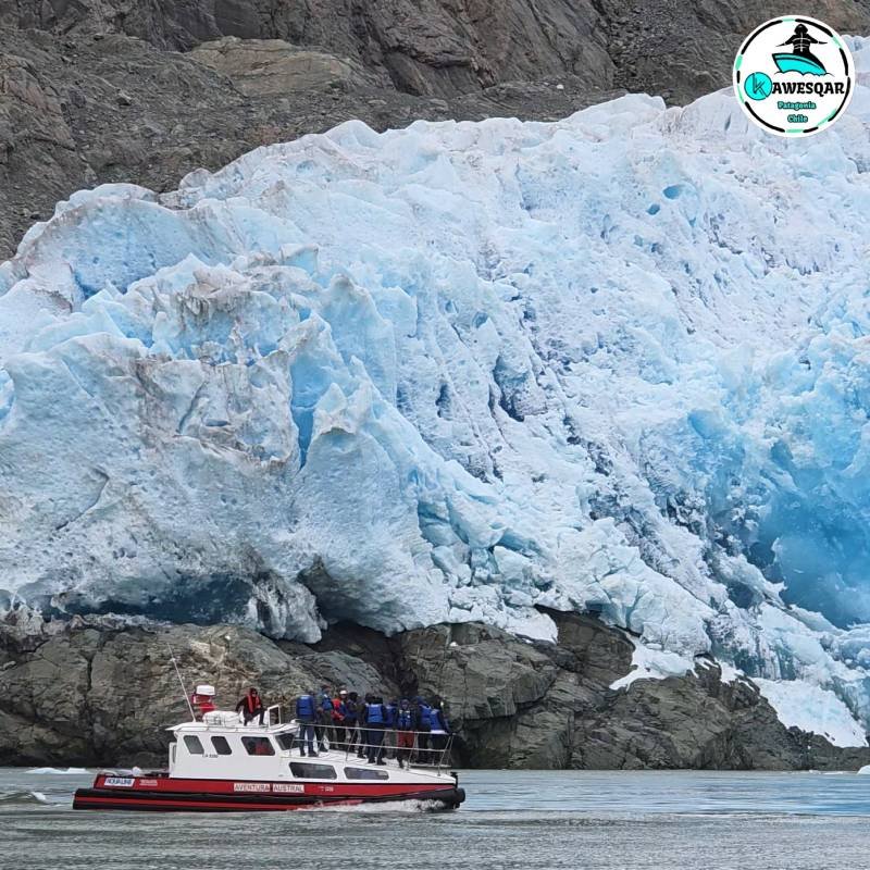 Navegación turística hacia el Glaciar San Rafael